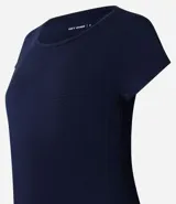 Remera lila de microfibra con escote redondo y mangas cortas.