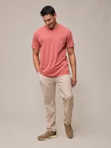 Remera celeste de algodón con cuello redondo y bolsillo en el pecho.