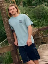 Short cargo negro con bordado.