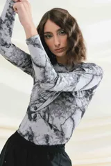 Top de jersey tricot suplex con estampado de mármol en tonos grises. Diseño ajustado con frunces diagonales en el frente y mangas largas.
