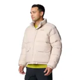 Campera puffer reversible color beige con cuello alto y cierre frontal con botones a presión. Tiene bolsillos laterales con doble entrada y puños elásticos.