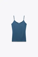 Camiseta de tirantes fina color azul petróleo, de corte ajustado y escote redondo.