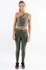 Calza larga deportiva color marrón, de lycra, diseñada para mayor comodidad en actividades físicas y uso diario.