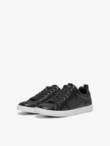 Zapatillas urbanas Only de cuero sintético color negro, con cordones y suela blanca de goma.
