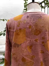 Remera rosa de manga larga con escote en V y estampado botánico.