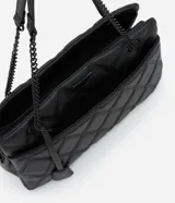 Bolso de hombro mediano color blanco con diseño acolchado en forma de rombos. Tiene asa de cadena plateada, cierre de cremallera y bolsillo frontal con botón a presión.