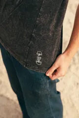 Remerón negro con efecto lavado y estampado en la espalda con la palabra "ALASSY" en letras amarillas con borde blanco, dentro de una forma geométrica.