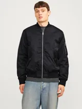 Campera bomber negra Jack & Jones, liviana y cómoda, con cuello estilo baseball, mangas largas con puños acanalados, cierre con cremallera, bolsillos al frente con botón y bolsillo en la manga.