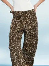 Pantalón cargo de corte recto con estampado animal print en tonos marrones y negros.