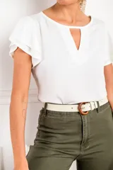 Blusa blanca de viscosa con escote redondo con abertura en forma de gota y mangas cortas con volados.