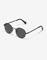 Gafas de sol unisex con montura ovalada negra y lentes polarizadas grises.