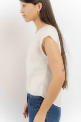 Remera color crudo de lino, sin mangas y con tajo en la espalda.