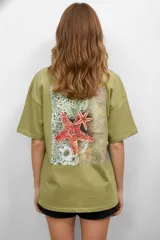 Remera blanca de algodón con estampado de una concha de mar en el pecho.