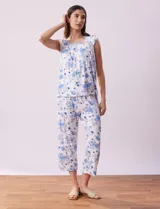 Conjunto de pijama marca René Rofé, compuesto por remera de tejido soft estampado con escote en V y botones, y pantalón capri con cintura elastizada.