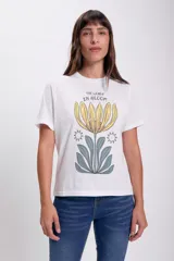 Remera blanca de algodón con estampado de una flor amarilla y hojas verdes, con la frase "The world in bloom".
