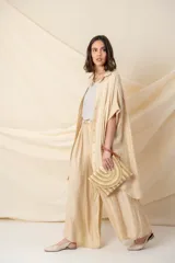 Pantalón palazzo color beige con cintura elastizada, cinto trenzado y bolsillos laterales.