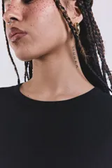 Remera básica de manga larga color negro, de corte recto y cuello redondo.