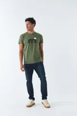 Pantalón jean negro de corte recto, tiro medio, con logo bordado y presillas para cinturón.