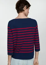 Camiseta de manga larga azul marino con rayas horizontales rojas y cuello barco.