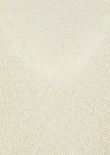 Sweater marrón de punto grueso con cuello en V y mangas largas.