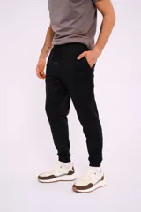 Pantalón de jogging gris claro de corte recto, con cintura elástica y cordón ajustable.