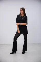 Remerón de encaje negro con cuello redondo y mangas cortas, de corte holgado.