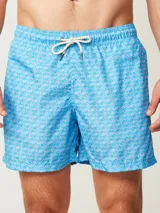 Short de baño celeste con estampado de motos en azul.