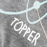 Remera gris de corte holgado con estampa geométrica en el frente con el logo de Topper.
