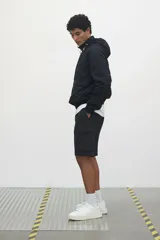 Short cargo color gris oscuro en tejido grueso de algodón con cierre decorativo y cintura elástica con cordón para ajustar. Bolsillos al bies y bolsillos de solapa con cierre autoadherente en las piernas y atrás. Corte estándar para una silueta clásica y cómoda.