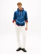 Buzo con capucha Tommy Hilfiger azul con cordones blancos, bolsillo tipo canguro y logo bordado en el pecho.
