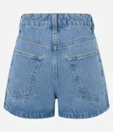 Short de jeans azul claro, corte slim, con trabillas en la cintura, bolsillos delanteros y traseros, y apliques de brillos en los laterales.