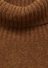 Sweater color beige de tejido de punto con cuello alto y mangas largas.