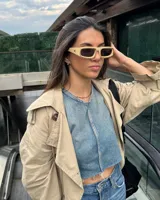 Lentes de sol beige con diseño moderno y protección UV400.
