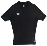 Remera térmica negra de manga corta con cuello alto y logo de Umbro estampado en blanco en el pecho.
