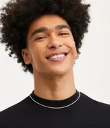 Gargantilla plateada con hilera de strass.