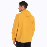 Cortaviento gris con detalles en naranja, ultra liviano, de secado rápido, con capucha y bolsillos internos.