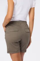 Bermuda color beige con cintura elastizada y bolsillos laterales.