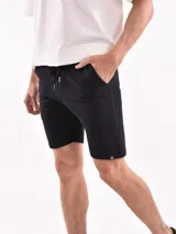 Bermuda negra con textura acanalada, corte recto y cintura con cordón ajustable.