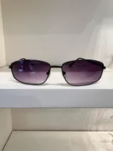 Lentes de sol con protección UV400 y patillas metálicas.