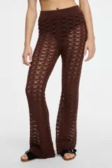 Pantalón de crochet color rosa claro, con cintura elástica y corte acampanado.