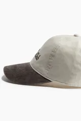 Gorra de béisbol color crema con visera marrón y bordado frontal con la leyenda "Tribeca Tennis Club".
