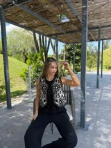 Chaleco tejido a crochet en color blanco y negro con motivos florales.