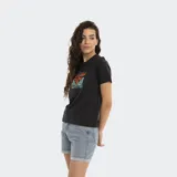 Remera negra de corte clásico con estampado rectangular en el pecho que incluye una flor, montañas y la palabra 'California'.
