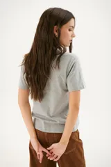 Remera blanca con estampado de moldes de costura en color marrón.