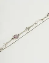 Pulsera doble de cadena plateada con dijes de luna, estrella y amatistas.
