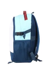 Mochila con diseño en blanco, celeste y azul marino. Cuenta con bolsillos frontales, hebillas de seguridad, porta botellas, sujeción para valija y organizador interno. Incluye parches decorativos y texto bordado.