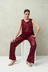 Pantalón de encaje floral color borgoña, de corte ancho y con transparencias.