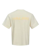 Remera color crema de manga corta y cuello redondo con estampa en la espalda con la palabra "MALIBU".