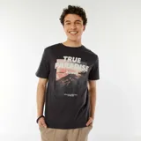 Remera gris oscuro de manga corta con estampa rectangular con imagen de playa al atardecer y texto "True Paradise Hawaii".