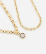 Collar dorado de doble cadena, una de eslabones y otra de eslabones con nudo, con colgante redondo.
